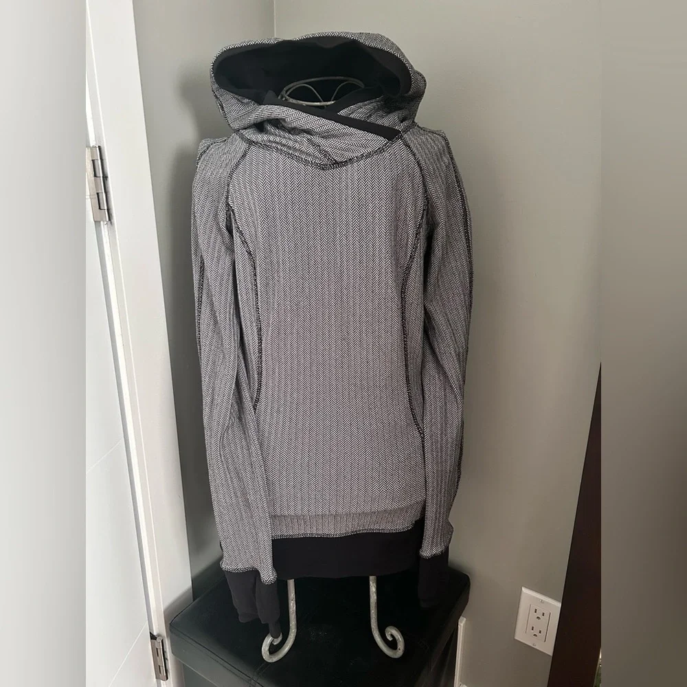 Lululemon Think Fast Hoodie - Picture 6 of 9
